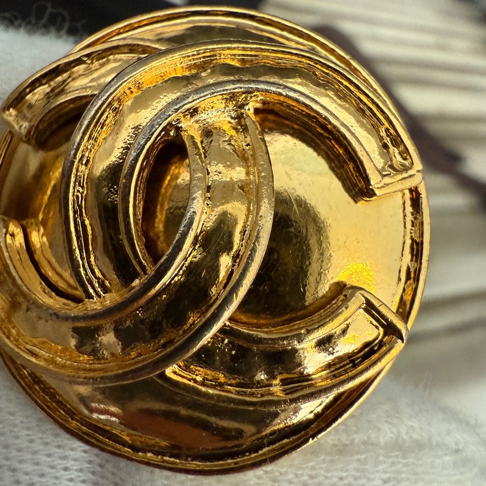 LOT 2253 24K gold plated CHANEL vintage 3D clip on earrings - Picture 9 of 16